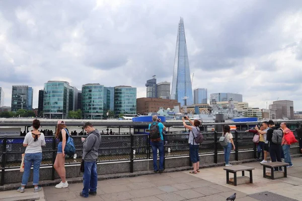 London July 2019 Tourists Visit River Thames Embankment London Shard — Stock Photo, Image