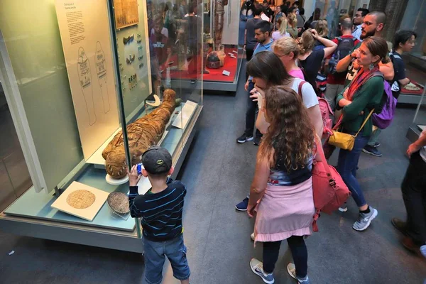 Londyn Wielka Brytania Lipca 2019 Turyści Odwiedzają Mumie Egipskie British — Zdjęcie stockowe