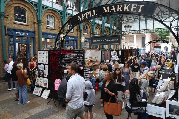 Londres Reino Unido Julio 2019 Gente Visita Apple Market Distrito —  Fotos de Stock