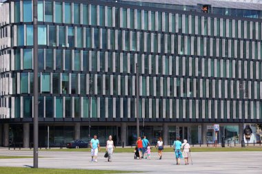 Varşova, Polonya - 19 Haziran 2016: Pilsudski Meydanı (Taba Pilsudskiego), Varşova, Polonya. Polonya'nın başkenti Varşova'da. 1.7 milyon kişi burada yaşıyor.