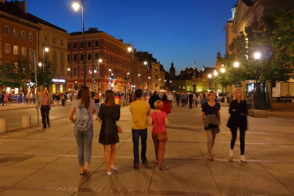 Warszawa Polska Czerwiec 2016 Ludzie Odwiedzić Ulicy Krakowskie Przedmieście Starym — Zdjęcie stockowe