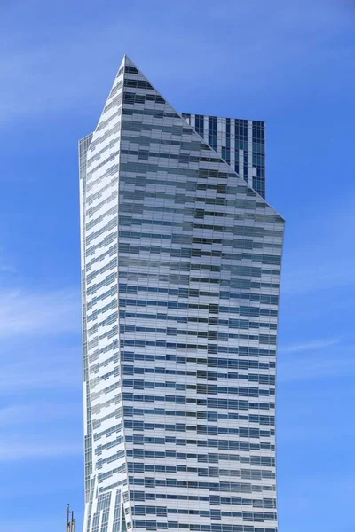 在波兰华沙举行的华沙 2016 Zlota 摩天大楼 192 米的摩天大楼是由丹尼尔 里伯斯金设计的 — 图库照片