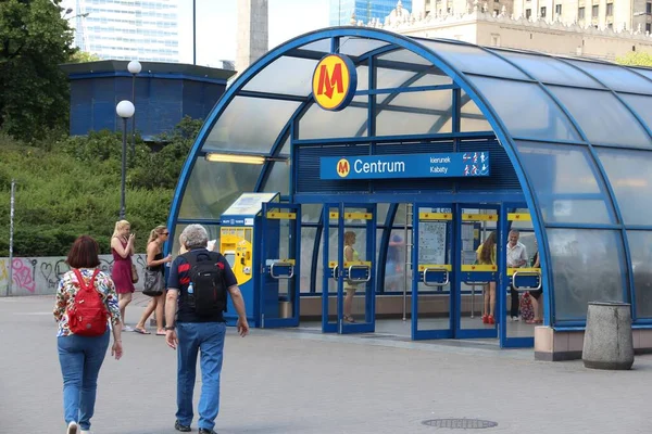 Warschau Polen Juni 2016 Mensen Verlaten Station Van Metro Warschau — Stockfoto