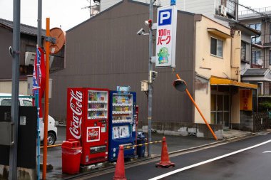 Kyoto, Japonya - 14 Nisan 2012: Kyoto, Japonya 'da satış makineleri. Japonya, ülke çapında 5,5 milyondan fazla makinesiyle otomatlarıyla meşhurdur..