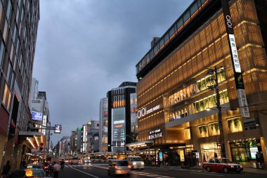 KYOTO, JAPONYA - 19 Nisan 2012: İnsanlar Kyoto, Japonya 'daki şehir merkezindeki mağazaları ziyaret ediyor. Kyoto, Japonya 'nın 1.47 milyon nüfuslu en kalabalık 6. kentidir..
