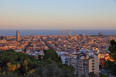 Denizle kaplı Barselona şehri. İspanya 'nın Barcelona kentinin gün batımı manzarası.