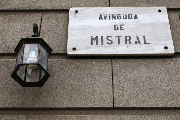 バルセロナのサンアントニ地区にあるAvinguda Mistral通り名の看板 スペイン バルセロナの有名通り — ストック写真