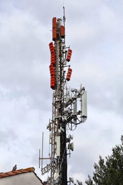 ヨーロッパの基地局 スペインの携帯電話送信機 — ストック写真