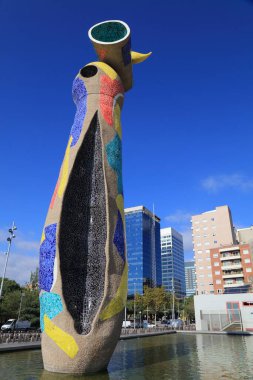 BARCELONA, İspanya - 8 Ekim 2021: Barcelona 'daki Parc de Joan Miro parkı manzarası. Parkta, sanatçı Joan Miro 'nun 1983 yılında kurduğu ünlü kamu alanı heykeli Dona i Ocell yer alıyor..