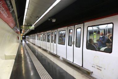 BARCELONA, İspanya - 6 Ekim 2021: İspanya 'da insanlar Barcelona Metro trenine biniyor. Barselona Metro hızlı ulaşım elektrikli demiryolu ağıdır..