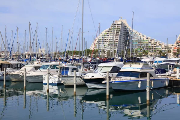 LA GRANDE-MOTTE, FRANCE - 2 Ekim 2021: Marina ve Fransa 'nın Occitanie bölgesindeki La Grande-Motte tatil beldesi.