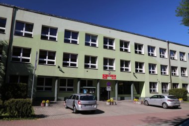 RACIBORZ, POLAND - 11 Mayıs 2021: Raciborz City, Polonya 'daki tipik devlet okulu binası.