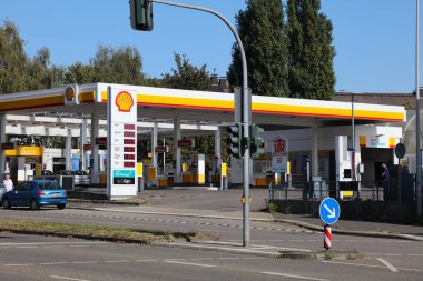 BOTTROP, Almanya - 20 Eylül 2020: kabuk benzin istasyonu fiyatları Almanya 'da. Shell Plc dünyanın en büyük petrol endüstrisi şirketlerinden biri..