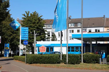 GLADBECK, GERMANY - 18 Eylül 2020: Almanya 'daki Aral benzin istasyonu. Aral artık BP 'nin bir parçası olan bir Alman petrol şirketi..