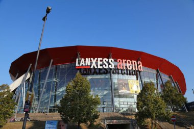 COLOGNE, Almanya - 22 Eylül 2020: Köln, Almanya 'da Lanxess Arena. Lanxess Arena, Koelnarena olarak bilinen kapalı bir spor ve eğlence mekanıdır..