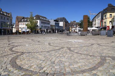 MOENCHENGLADBACH, GERMANY - 18 Eylül 2020: Almanya 'nın Kuzey Ren-Vestfalya bölgesinde büyük bir şehir olan Alter Markt' ı (Eski Şehir Meydanı) ziyaret edenler.