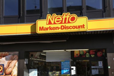 OBERHAUSEN, GERMANY - 18 Eylül 2020: Oberhausen, Almanya 'daki Netto süpermarketinin dışı. Netto bir Alman market zinciri..