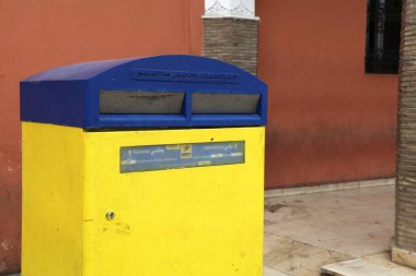 MARRAKECH, MOROCCO - 20 Şubat 2022: Marakeş, Fas 'ta Fas Posta Postası (Poste Maroc) kamu posta kutusu. Poste Maroc, Fas 'ın ulusal posta servisi..