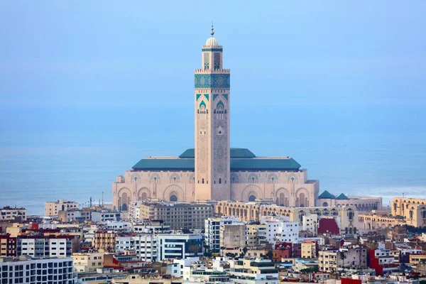 モロッコ最大の都市カサブランカ ハサン2世モスクのある都市景観 — ストック写真