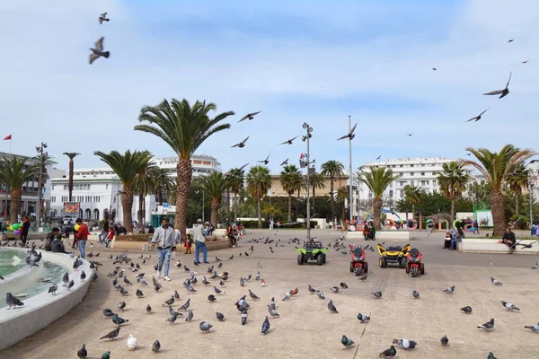 Casablanca Morocco Luty 2022 Ludzie Odwiedzają Plac Mohammeda Centrum Casablanki — Zdjęcie stockowe