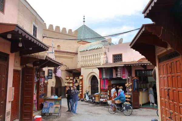 Marrakech Morocco Fevereiro 2022 Pessoas Visitam Souk Medina Cidade Velha — Fotografia de Stock