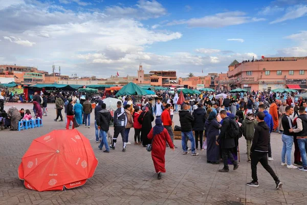 モロッコのマラケシュ 2022年2月20日 モロッコのマラケシュ市のJemaa Fnaa広場市場を訪問する人々 ユネスコ無形文化遺産に登録されている — ストック写真