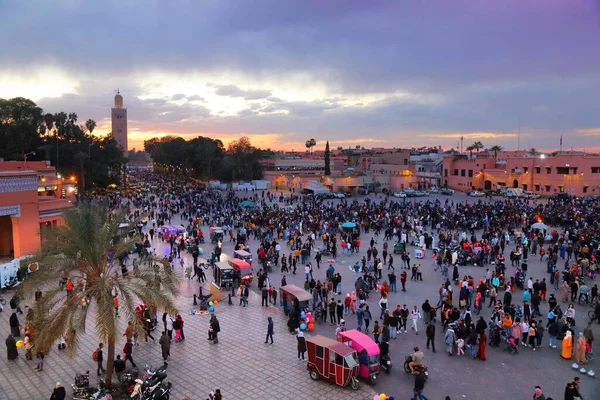 Marrakech Morocco Fevereiro 2022 Pessoas Visitam Jemaa Fnaa Mercado Quadrado — Fotografia de Stock