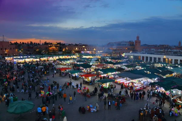 モロッコのマラケシュ 2022年2月20日 モロッコのマラケシュ市のJemaa Fnaa広場市場を訪問する人々 ユネスコ無形文化遺産に登録されている — ストック写真