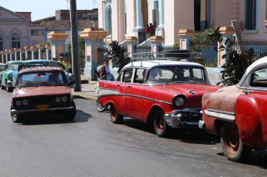 MATANZAS, CUBA - 22 Şubat 2011: Matanzas, Küba 'daki eski Amerikan ve Sovyet arabaları. Küba 2008 yılında kişi başına düşen en düşük araba oranlarından birine (1000 kişi başına 38 kişi) sahiptir.).