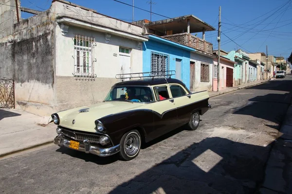 Matanzas Cuba 2011年2月22日 人们在古巴马坦萨斯驾驶美国旧车 古巴是人均汽车拥有率最低的国家之一 2008年为38 — 图库照片