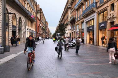 TOULOUSE, FRANCE - 28 Eylül 2021: İnsanlar Toulouse şehir merkezindeki alışveriş caddesini ziyaret ediyor. Toulouse Fransa 'daki en büyük dördüncü komün..