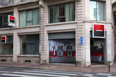 TOULOUSE, FRANCE - 28 Eylül 2021 Toulouse şehir merkezindeki Societe General Bankası. Societe Generale en büyük Fransız bankalarından biridir..