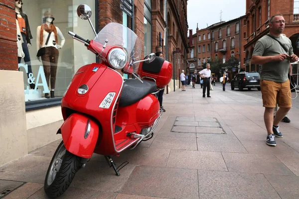 Toulouse Franciaország Szeptember 2021 Emberek Elsétálnak Piros Piaggio Vespa Robogó — Stock Fotó