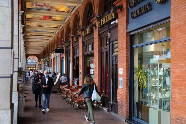 Toulouse França Setembro 2021 Pessoas Visitam Pórticos Praça Place Capitole — Fotografia de Stock