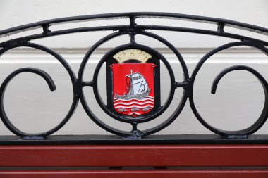 Halka açık bir bankta Alesund arması. Norveç 'te Şehir.