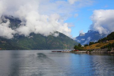Norveç Fiord manzarası. Hella yakınlarında alçak bulutlu Sognefjord.