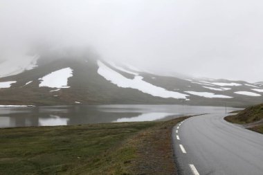 Norveç 'te Lakeside Yolu. Vikafjellet dağlarında göl.