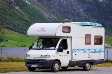 GEIRANGER, NORway - 28 Temmuz 2020: Geiranger, Norveç yakınlarında kamp tatili. 2015 yılında Norveç 'in 8,8 milyon yabancı ziyaretçisi oldu.
