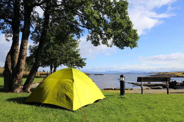小さなテントでノルウェーのキャンプ場 レンヌソイ島の屋外休暇 ローガランド郡 — ストック写真