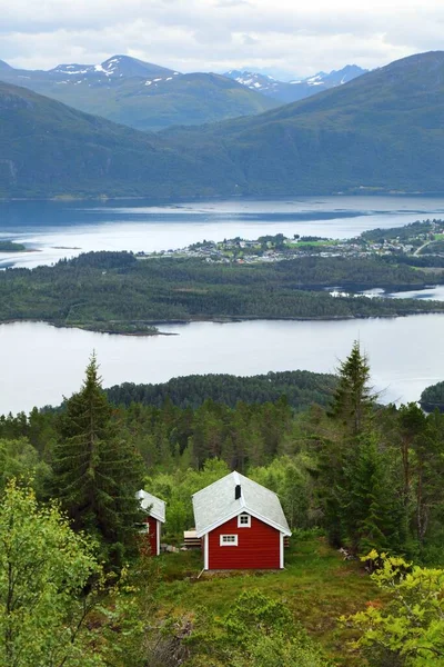 Krajobraz Norwegii Sunnmore Widok Góry Nihusen Gminie Skodje Czerwony Domek — Zdjęcie stockowe