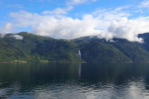 Norwegische Fjordlandschaft Sognefjord Mit Niedrigen Wolken Und Einem Wasserfall — Stockfoto