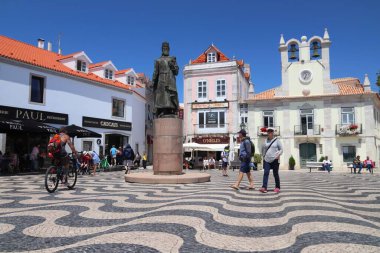 CASCAIS, PORTUGAL - 21 Mayıs 2018: Turistler Cascais şehir merkezini ziyaret etti. Portekiz 'in 2017 yılında 12,7 milyon yabancı ziyaretçisi oldu..