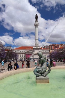 LISBON, PORTUGAL - 5 Haziran 2018: İnsanlar Lizbon 'un Baixa ilçesindeki Rossio Meydanı' nı ziyaret ediyor. Lizbon, AB 'nin en kalabalık 11. kentsel alanıdır (2,8 milyon kişi).).