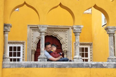 SINTRA, PORTUGAL - 21 Mayıs 2018: Turistler Sintra 'daki Pena Sarayı turistik merkezini ziyaret ettiler. Portekiz 'in 2017 yılında 12,7 milyon yabancı ziyaretçisi oldu..