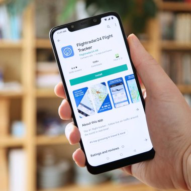 WARA, POLAND - 29 HAZİRAN 2021: Android OS, Xiaomi akıllı telefona Flightradar24 uçuş takip cihazı yükleyen kullanıcı.