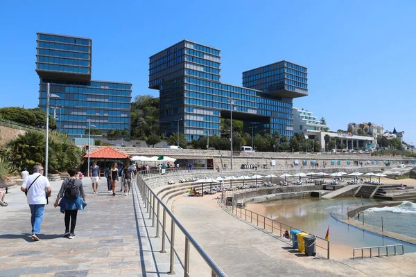 Estoril Portugal Mai 2018 Les Gens Passent Devant Complexe Résidentiel — Photo