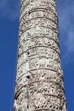 Roma şehri, İtalya. Marcus Aurelius 'un sütununda. Piazza Colonna meydanında antik Roma zafer sütunları.