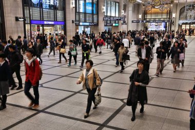 OSAKA, JAPONYA - 22 Kasım 2016: Osaka, Japonya 'daki Hankyu Umeda İstasyonu' nu ziyaret edenler. Hankyu Umeda İstasyonu 1910 yılında açıldı ve Hankyu Şirketi tarafından işletilmektedir..