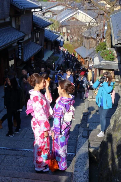 Kyoto Japan Listopad 2016 Kobiety Tradycyjnym Stroju Kimono Odwiedzają Stare — Zdjęcie stockowe