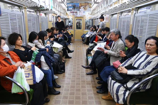 Osaka Japonia Listopad 2016 Pasażerowie Jazdy Kolejowego Hankyu Osace Korporacja — Zdjęcie stockowe